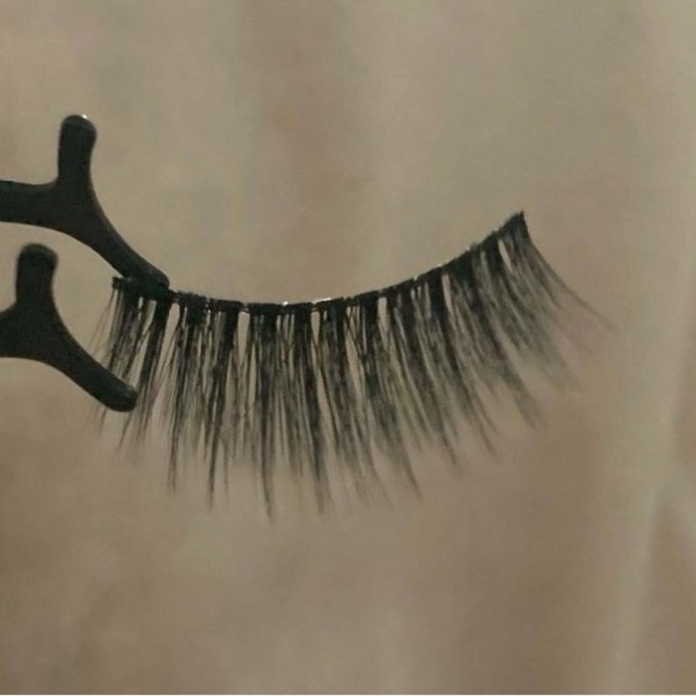 Lashes - Picture 6 of 8